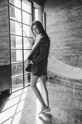 Tetyana Barnovych, black and white shoot